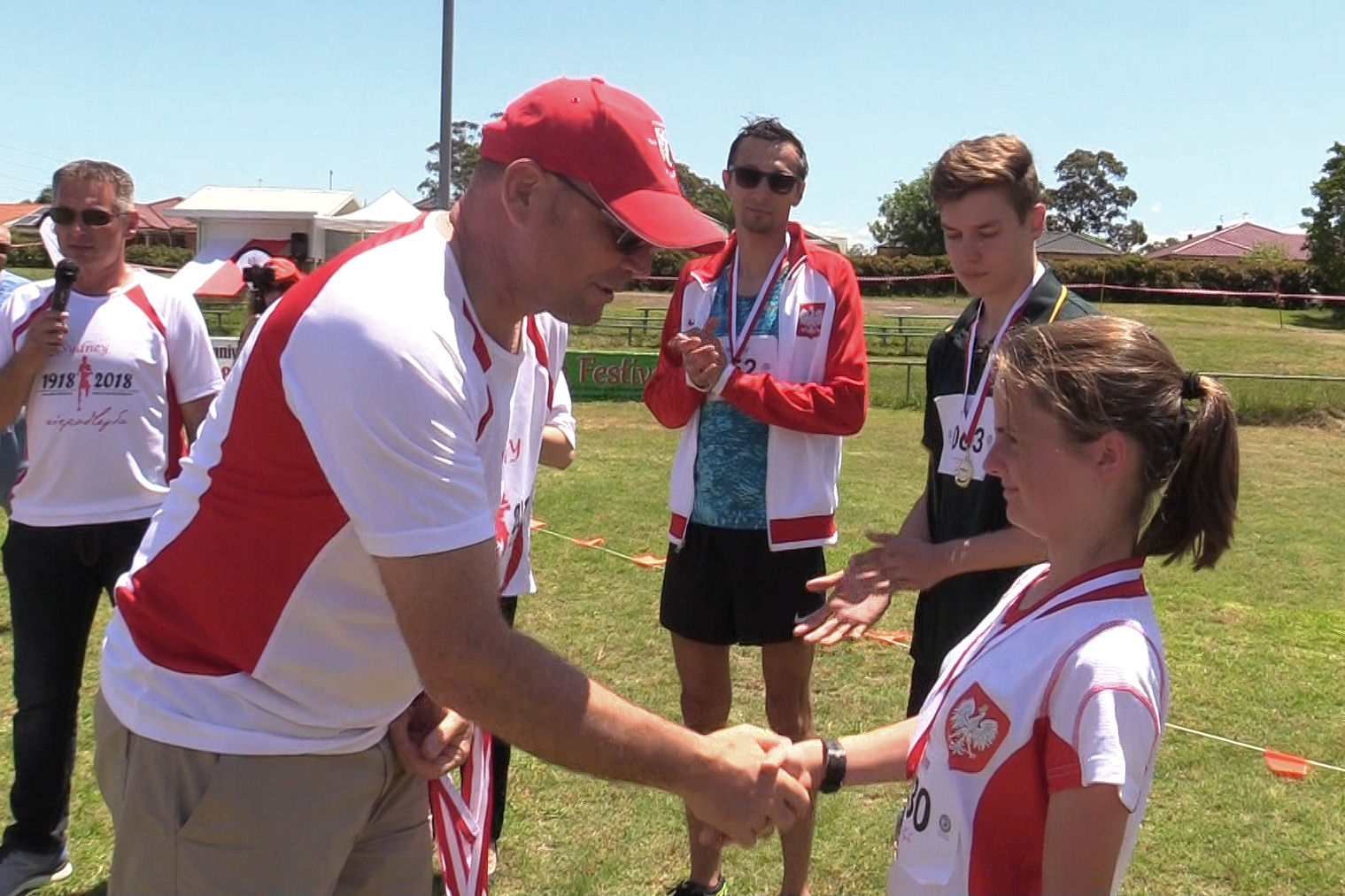 Bieg Niepodległości. A Biziuk wręcza medal za 3-cie miejsce Bieg Niepodległości. A Biziuk wręcza medal za 3-cie miejsce